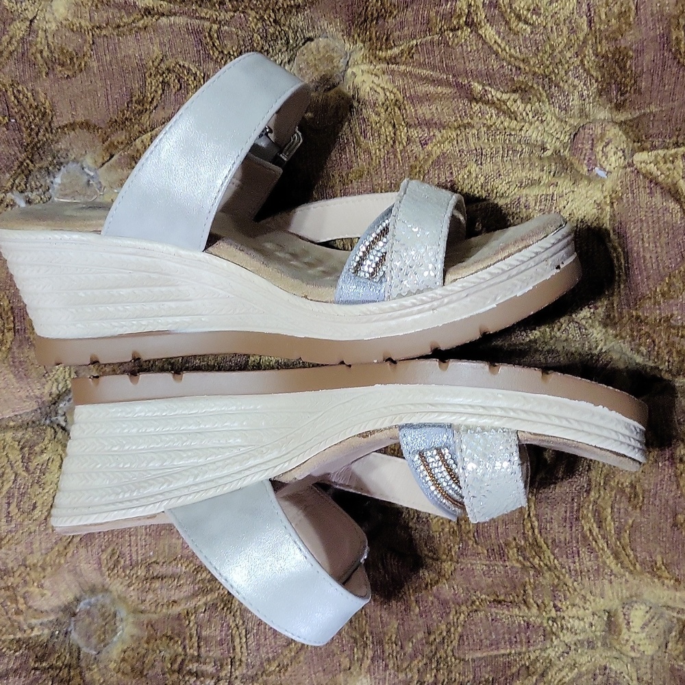 Good Choice Monica women's sandals, 6.5, S metallic finish and rhinestones